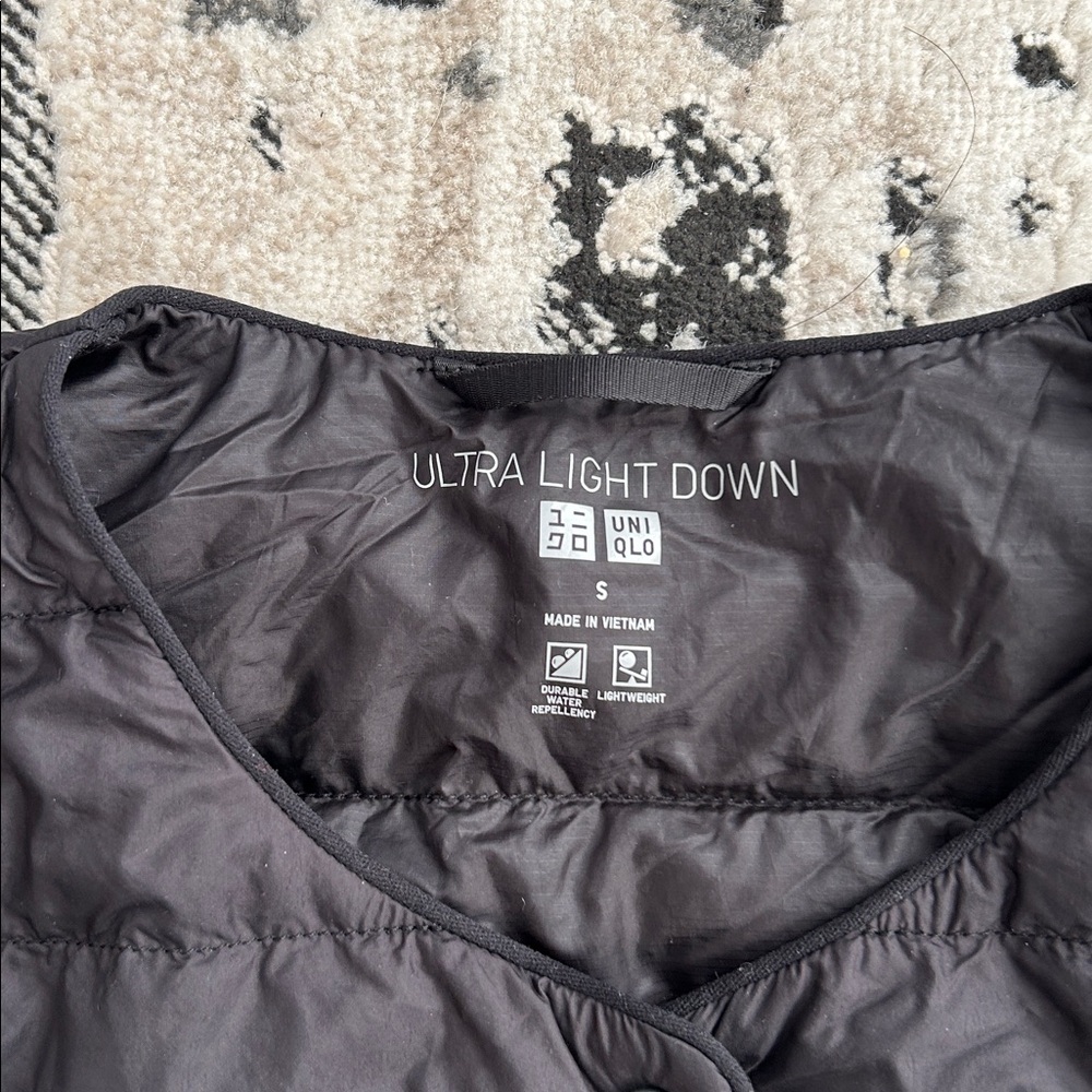 Uniqlo woman  Black down Lightweight Puffer Jacket size Small - Picture 3 of 4